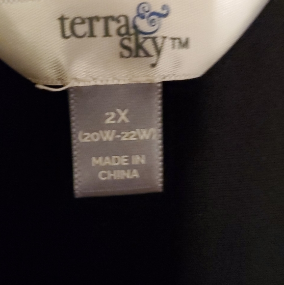 Ladies top - Picture 3 of 3